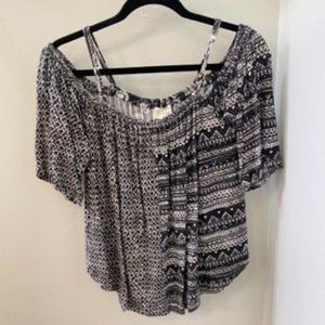 Off- the-shoulder black and white patterned shirt